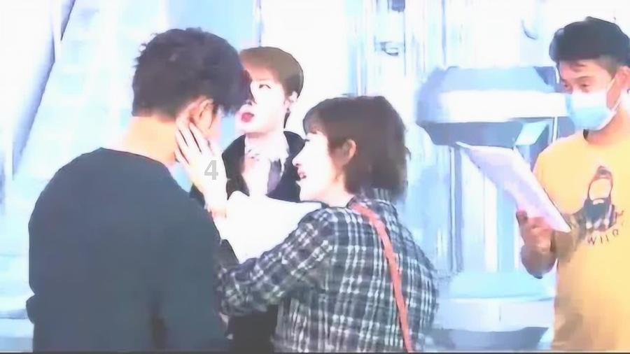 你允许女朋友有个女跟班吗？游戏画面